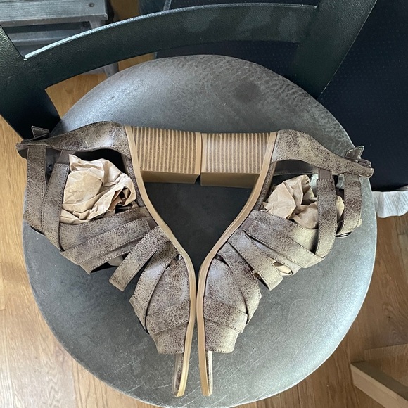 Dollhouse Womens Brown Faux
Leather Block Heels
NWOT - Picture 2 of 8